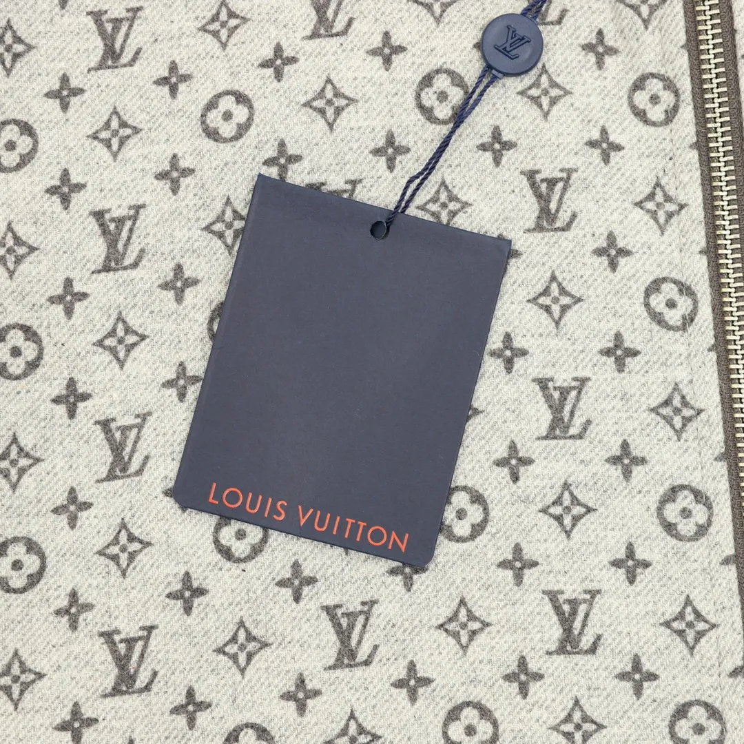 🅿️570 Louis Vuitton/Louis Vuitton presbyopia all-over printed zipper jacket. Purchase the original version and have it printed immediately. The fabric is made of custom densely spun technical fabric that is light and thin, and the upper body is silky and breathable. Infrared positioning cutting, workwear-style windbreaker design, the upper body is invincible and versatile. All details are customized and developed, and all hardware and accessories are restored to ZP. Size：XS-L